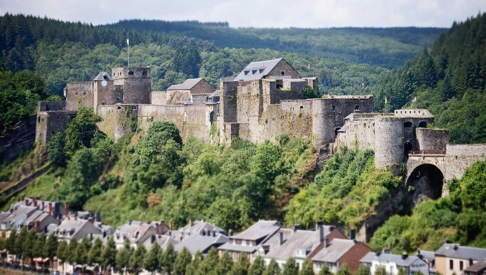 Le château fort de Bouillon dominant la ville, en Belgique.
