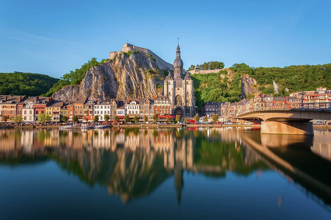 Vue actuelle de Dinant et de la Meuse, point de départ du récit historique.