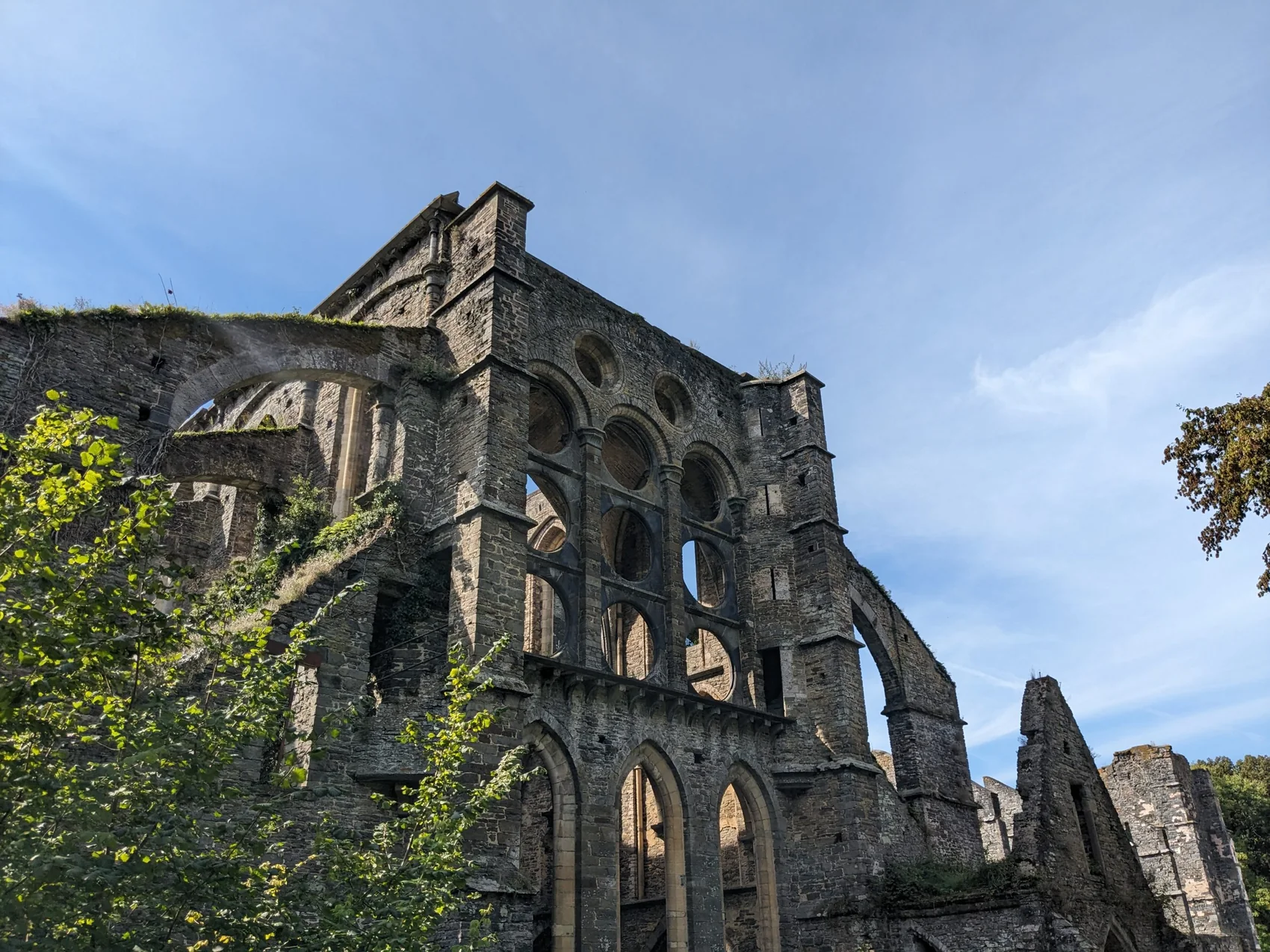 Photographie des ruines de l’abbaye de Villers, issue du portfolio de Partenaires du Patrimoine.